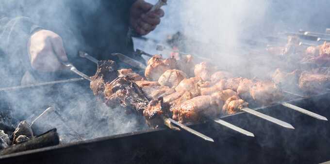 Мужчина с друзьями пытались украсть из магазина пиво, мясо и мангал